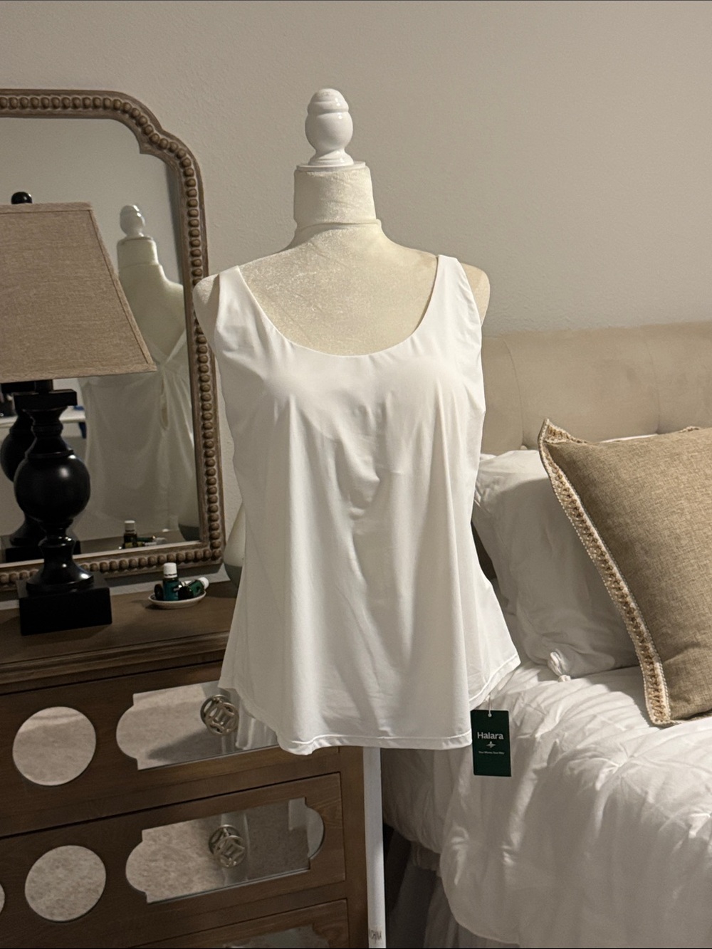 HALARA White Scoop Neck Tank
